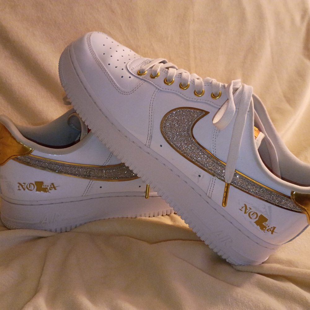 Stylish White and Gold Men's Sneakers
